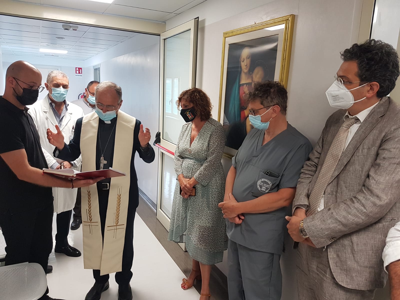 L’arcivescovo Morrone in visita al Gom: «Grato per l’impegno profuso durante la pandemia»
