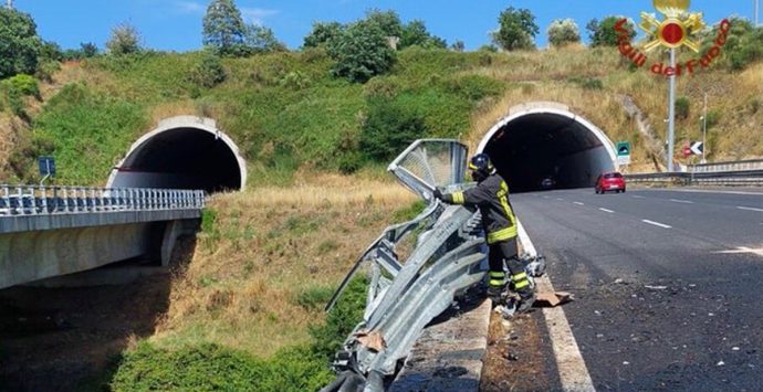 Autostrada del Mediterraneo, camion precipita da un viadotto: 2 vittime