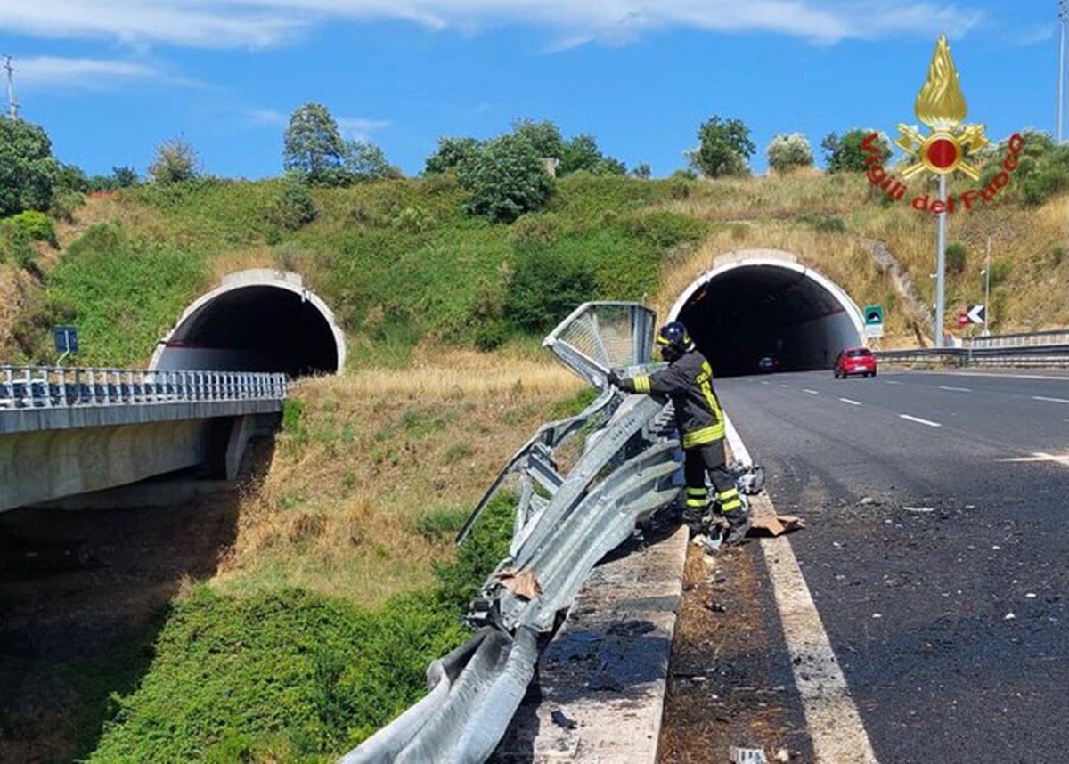 Autostrada del Mediterraneo, camion precipita da un viadotto: 2 vittime