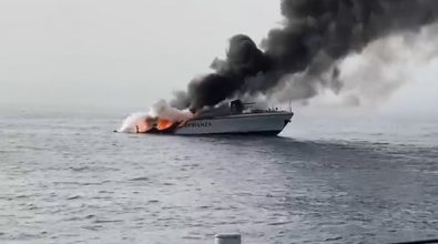 Nave della Guardia di finanza in fiamme affonda al largo delle coste di Africo, salvo l’equipaggio