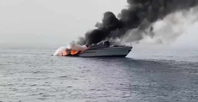 Nave della Guardia di finanza in fiamme affonda al largo delle coste di Africo, salvo l’equipaggio