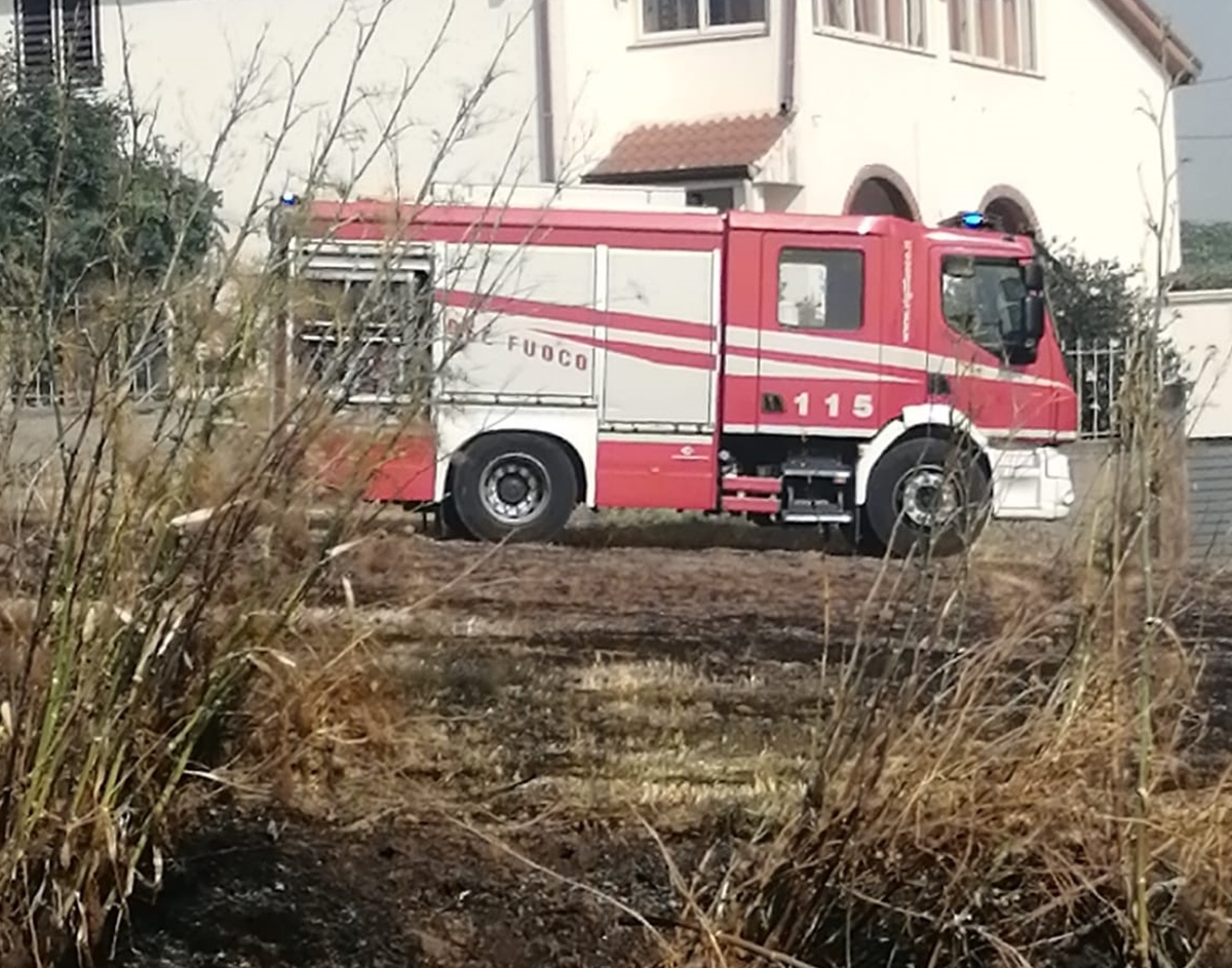 Reggio, vigili del fuoco in azione sulle colline Gurnali per spegnere un vasto incendio
