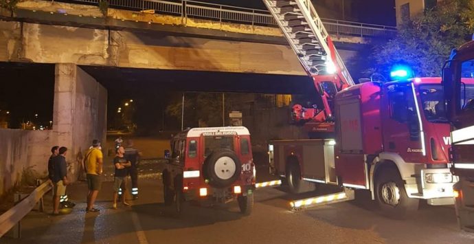 Reggio, cadono calcinacci dal ponte Sant’Anna: verifiche in corso e traffico deviato