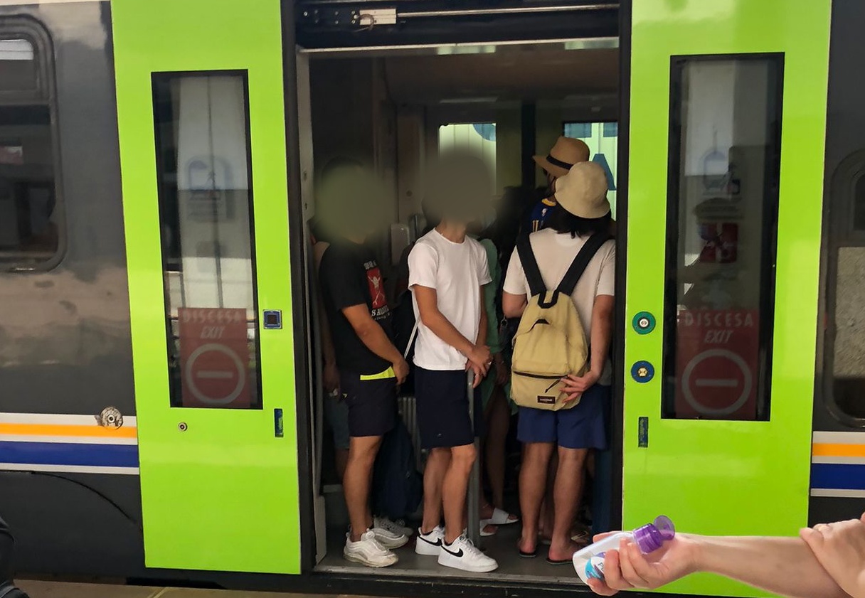 Reggio, treno stipato: nessun distanziamento e in tanti senza mascherina