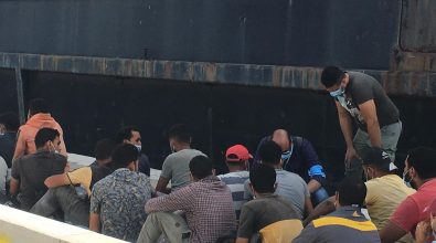 Reggio, al porto sbarcano decine di migranti, molti minori