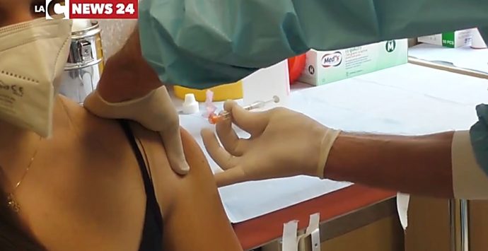Covid, allarme dei Pediatri: «Rilanciare vaccini e rivalutare mascherine a scuola»