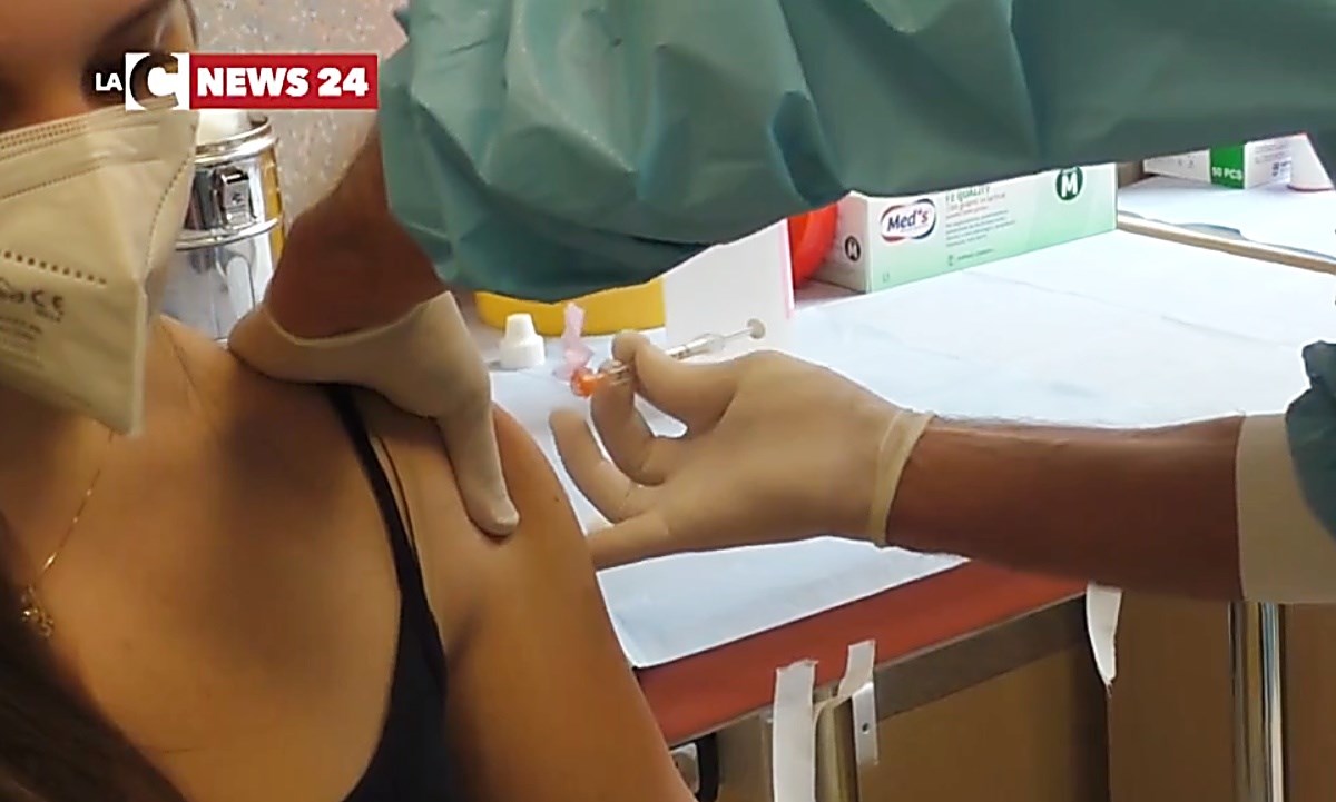 Covid, allarme dei Pediatri: «Rilanciare vaccini e rivalutare mascherine a scuola»