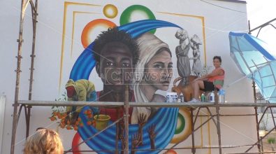 San Ferdinando, nella futura Casa del marinaio il murales della “mamma” con la passione per la street art