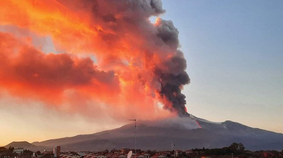 L’Etna erutta ancora, forti boati nella notte
