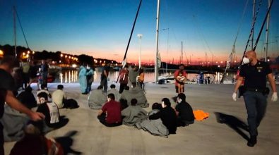 La polizia ha salvato circa 300 migranti giunti nelle coste di Roccella Ionica