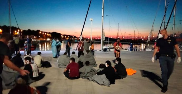 La polizia ha salvato circa 300 migranti giunti nelle coste di Roccella Ionica