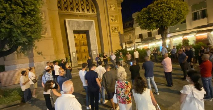 Isola pedonale sulla via Marina alta, Forza Italia scende in piazza per ascoltare i cittadini