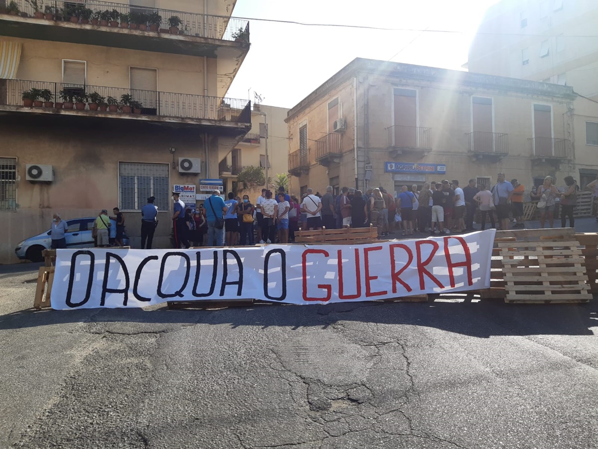 Reggio, scoppia la protesta nel quartiere Condera: «O acqua o guerra»