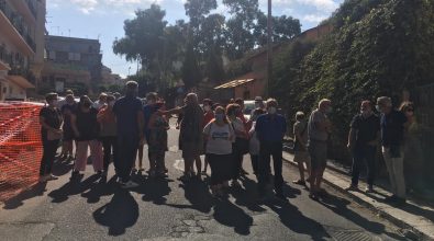 Protesta acqua, residenti bloccano via Cardinale Portanova