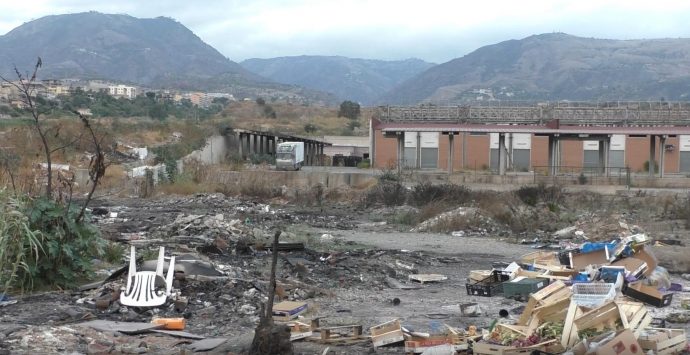 Reggio, cumuli di rifiuti inceneriti nel quartiere di San Gregorio. I residenti: «Siamo la pattumiera della città»