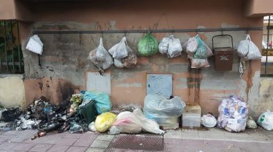 Viale Calabria, cittadini in subbuglio: «Strade sommerse dai rifiuti»