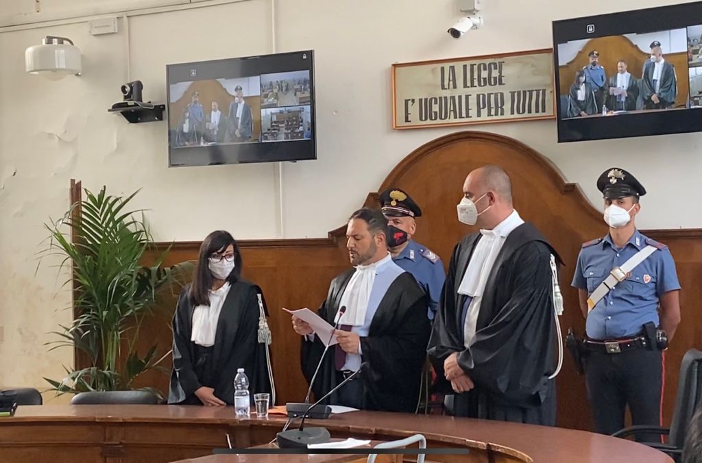 Mimmo Lucano condannato, la sentenza per tutti gli altri imputati: 17 condanne e 8 assoluzioni