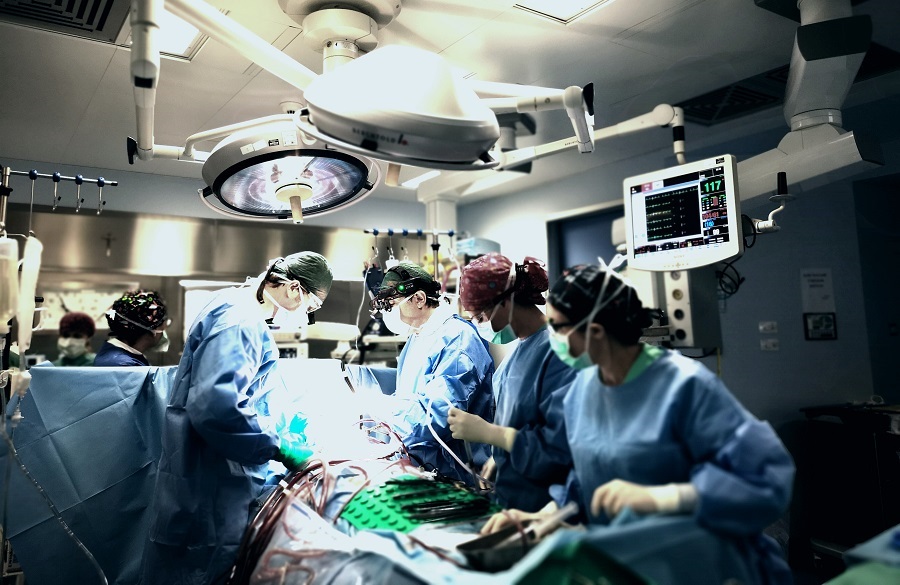 Covid, emergenza al Gom di Reggio: medici positivi, bloccati i ricoveri in chirurgia toracica