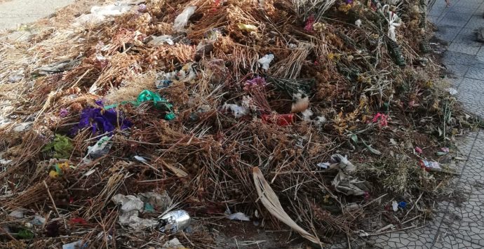 Degrado al cimitero di Condera, montagne di rifiuti abbandonate tra le tombe