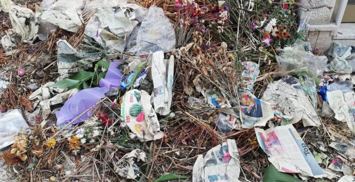 Degrado al cimitero di Condera, montagne di rifiuti abbandonate tra le tombe