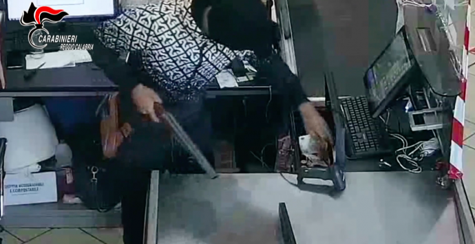 Rapina supermercato con fucile giocattolo, arrestato in flagranza dai carabinieri
