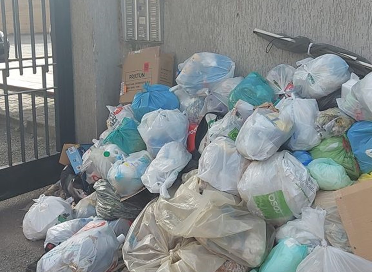 Locride ambiente senza Durc, città invasa dai rifiuti: si ferma la raccolta