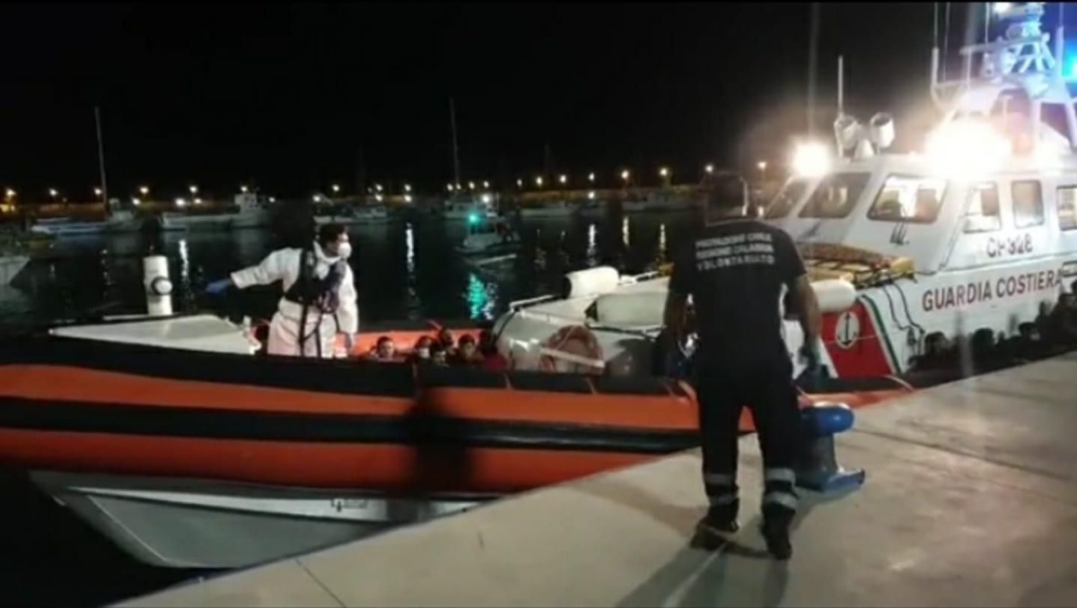 Migranti, ancora sbarchi nella Locride: soccorse a Roccella 80 persone