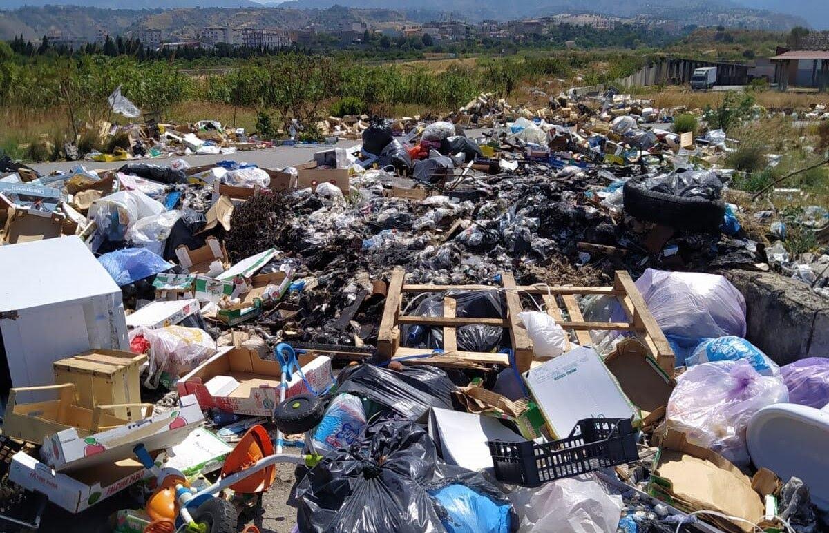 Caos rifiuti a Reggio, Nucera chiede l’intervento del Prefetto