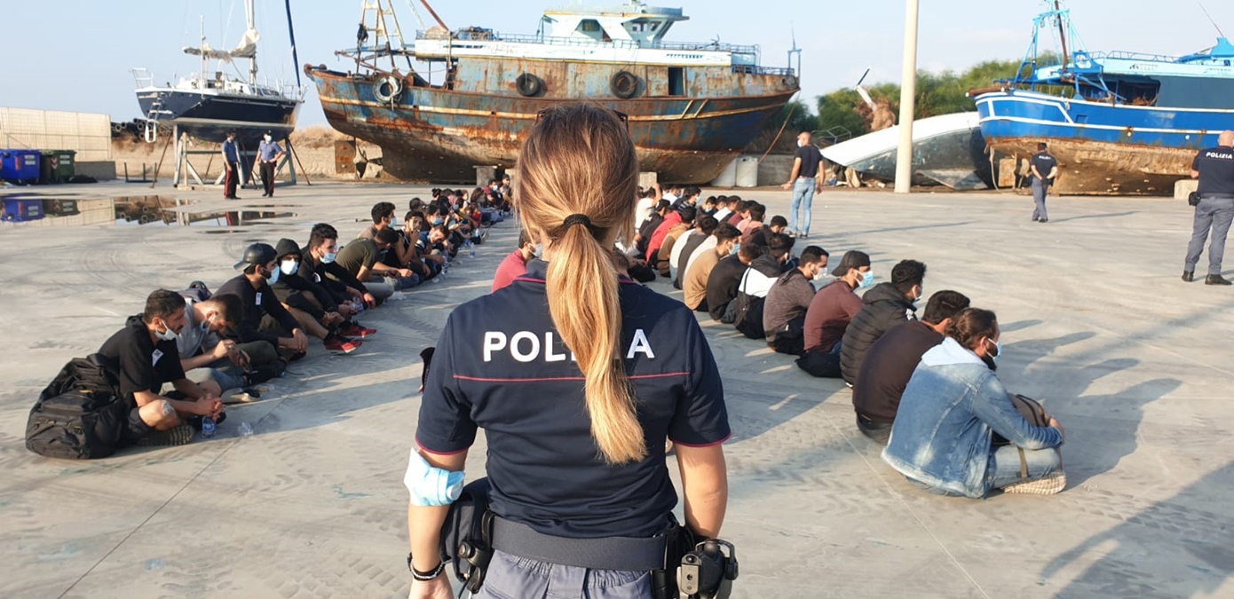 Migranti, la Prefettura vara piano d’emergenza: nuova tenostruttura e nave per la quarantena
