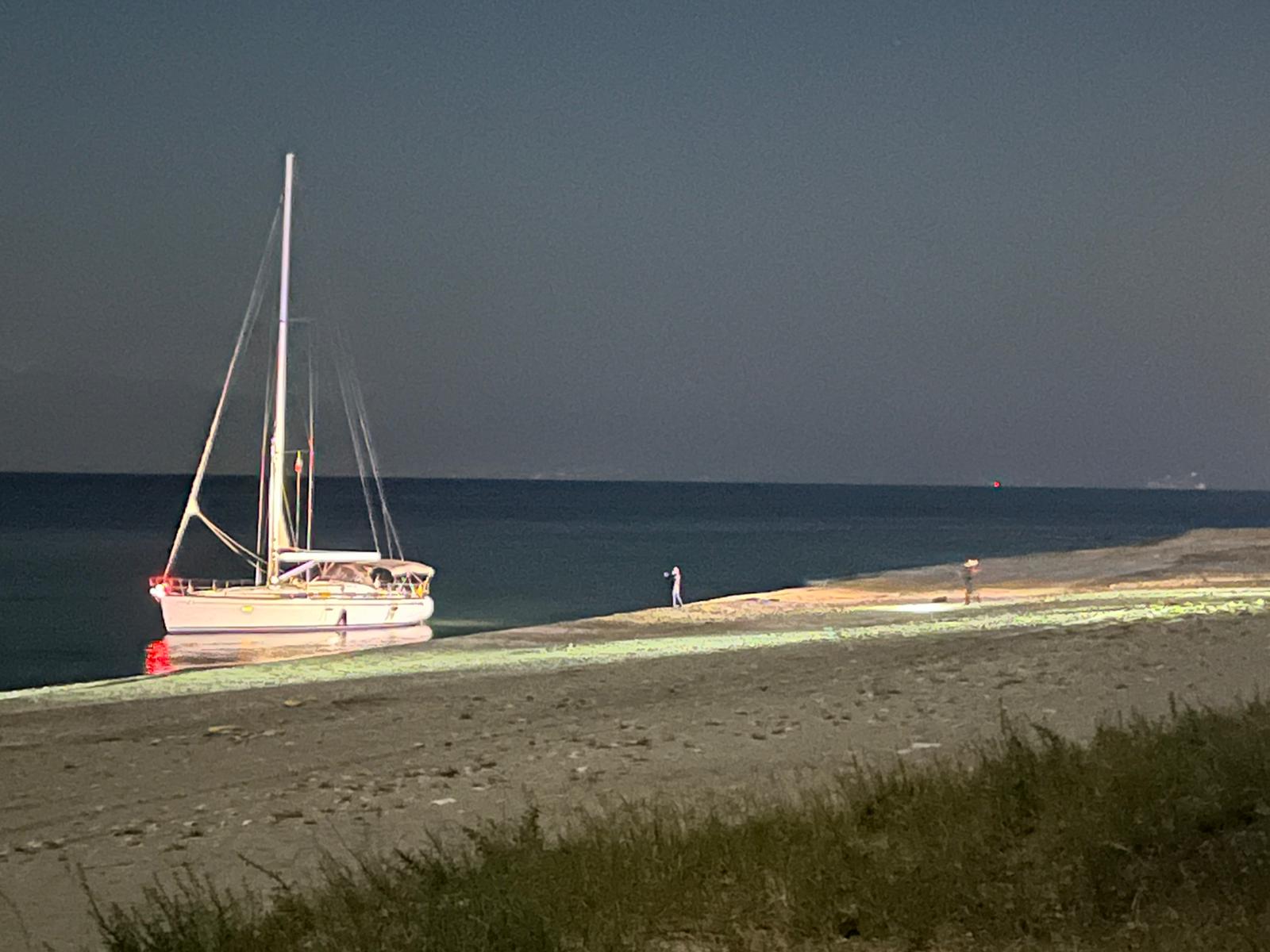 Migranti, sbarco notturno sulla spiaggia di Bova Marina. E altri 60 attesi a Roccella