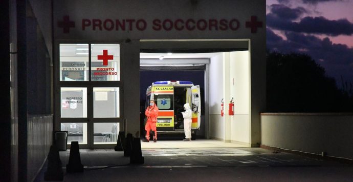Otto ore in ambulanza rimbalzato tra 4 ospedali: l’odissea di un 68enne