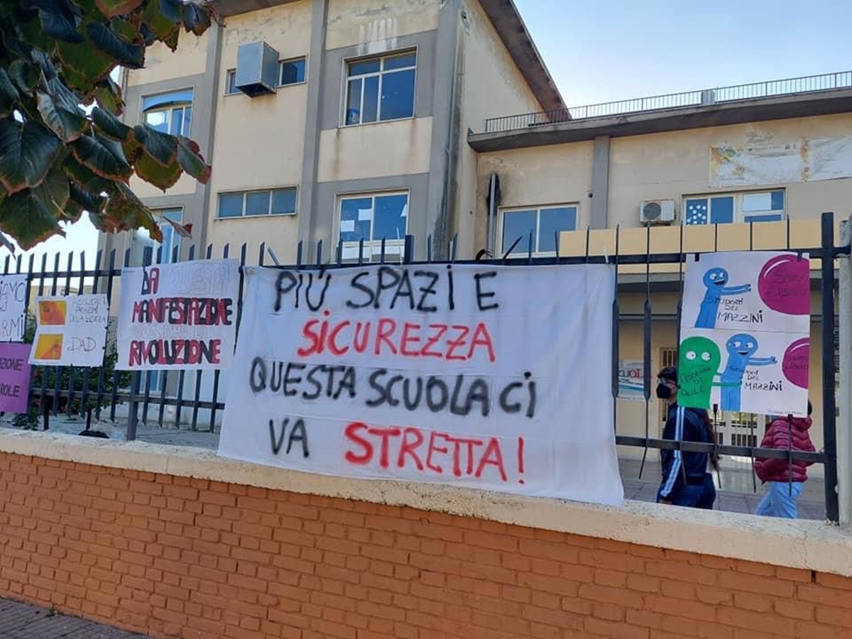 Locri, la protesta continua: gli studenti occupano il cortile del liceo Mazzini