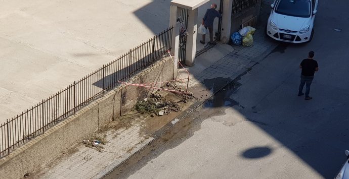 Reggio, rione Gebbione: rubinetti delle case asciutti mentre l’acqua si disperde per strada