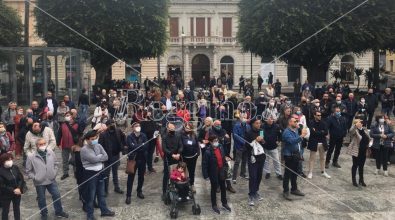Reggio, cittadinanza in piazza per la carenza di servizi essenziali: «Siamo stanchi»