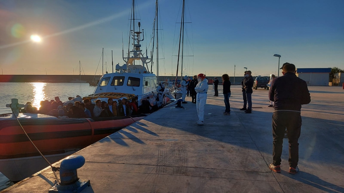 Roccella Jonica, altri 100 migranti soccorsi al porto
