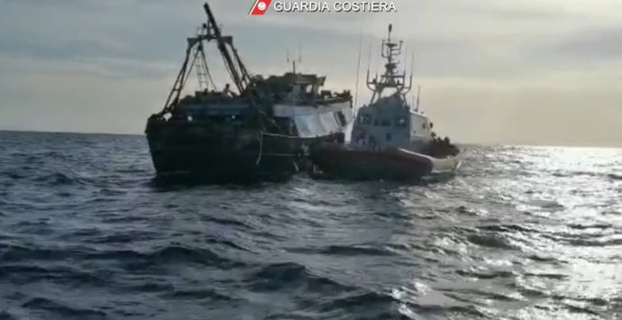 Roccella Jonica, peschereccio con 339 migranti soccorso in mare dalla Guardia Costiera