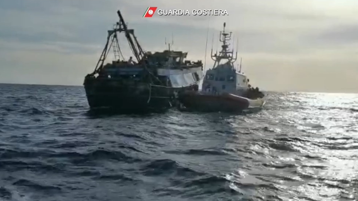 Roccella Jonica, peschereccio con 339 migranti soccorso in mare dalla Guardia Costiera
