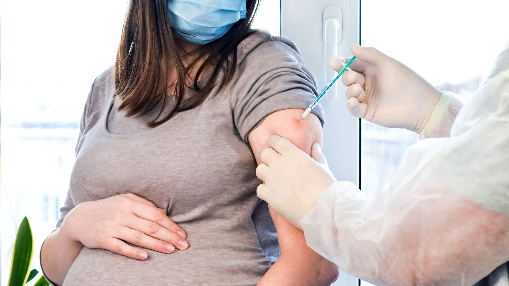 Vaccini in gravidanza e allattamento, parlano gli esperti: «È sicuro per mamme e bambini»