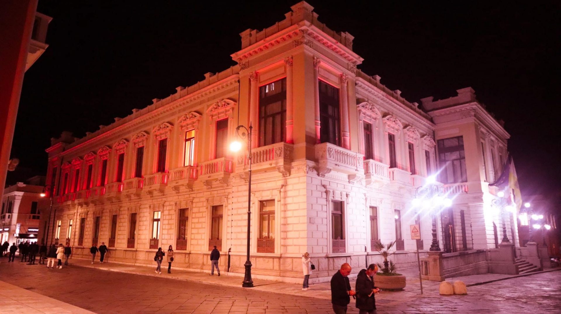 Palazzo Alvaro si illumina di rosso per la giornata internazionale della Sindrome di Di George