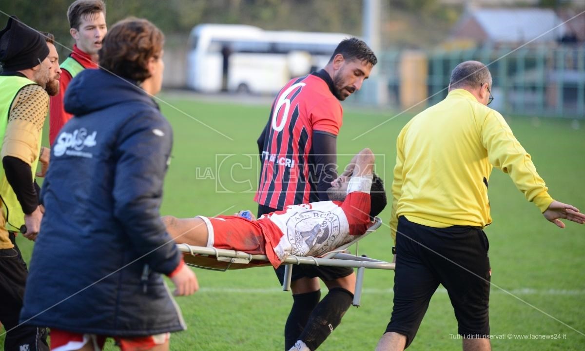 Dilettanti, tragedia sfiorata ad Acri: calciatore colpito alla testa ma l’ambulanza non c’è