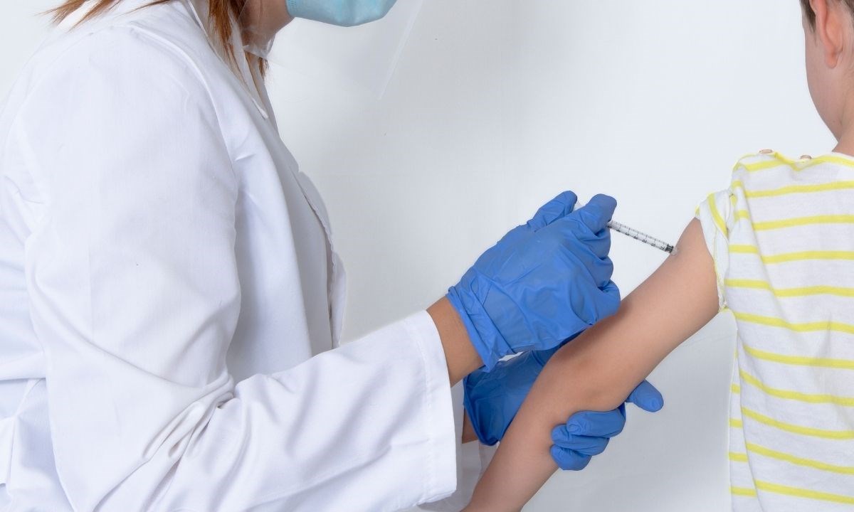 Vaccini, partono anche le terze dosi per i 12-15 anni: sarà somministrato Pfizer