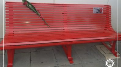 Violenza sulle donne, l’università Mediterranea installa una panchina rossa in ateneo