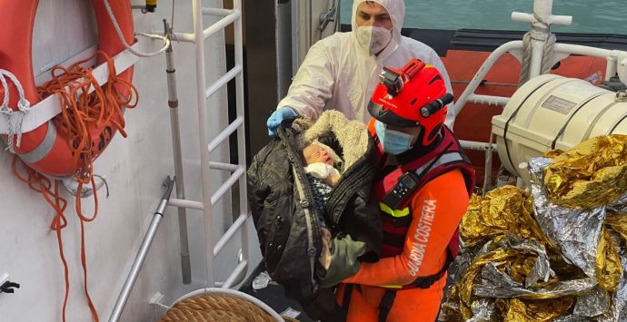 Migranti, ancora sbarchi a Roccella Jonica: in 80 soccorsi dalla Guardia Costiera