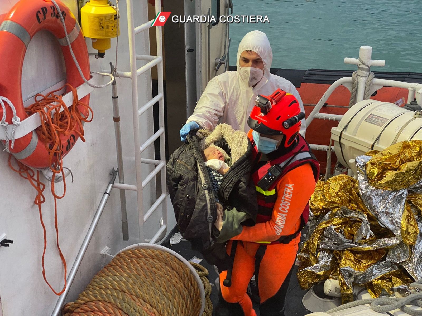 Migranti, ancora sbarchi a Roccella Jonica: in 80 soccorsi dalla Guardia Costiera