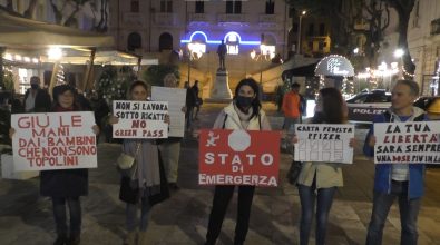 Reggio Calabria, No green pass in piazza: «La libertà è per tutti, per chi si vaccina e per chi non lo fa»
