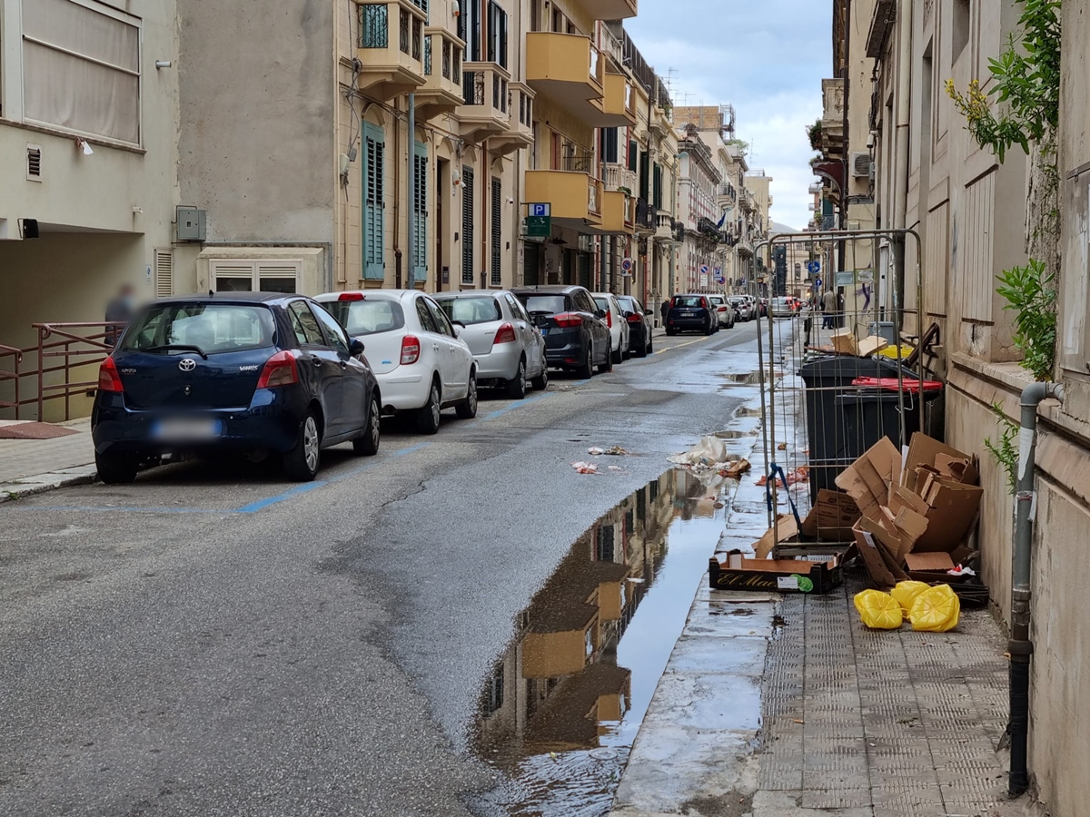 Reggio, via Tripepi di nuovo allagata dopo una perdita idrica
