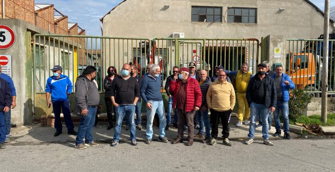 Rifiuti, Locride Ambiente contro i lavoratori in sciopero: «Comportamento irresponsabile»
