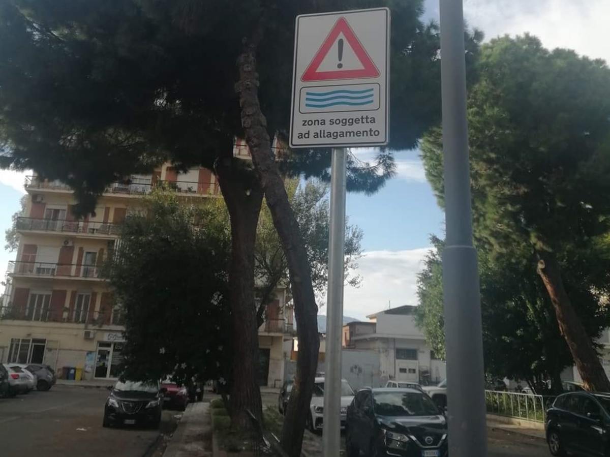Reggio, piazzetta della Pace: il Comune mette i cartelli “anti allagamenti”