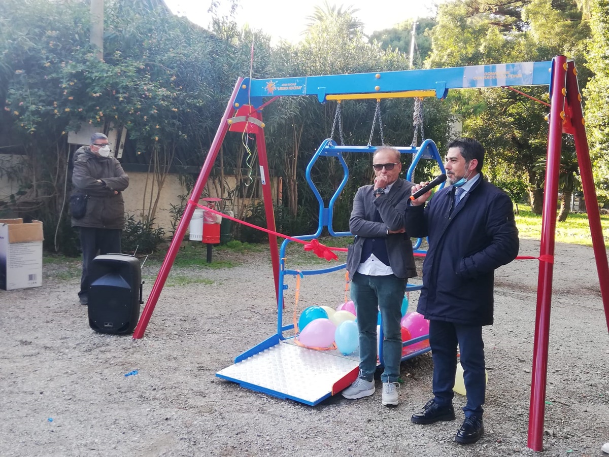 Reggio Calabria, inaugurata la giostrina per bimbi disabili