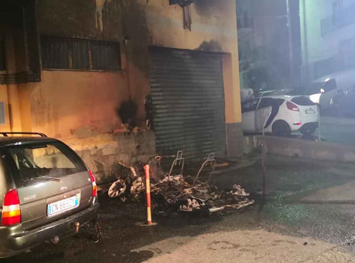 Reggio, due auto in fiamme. Paura nella notte in contrada Saracinello